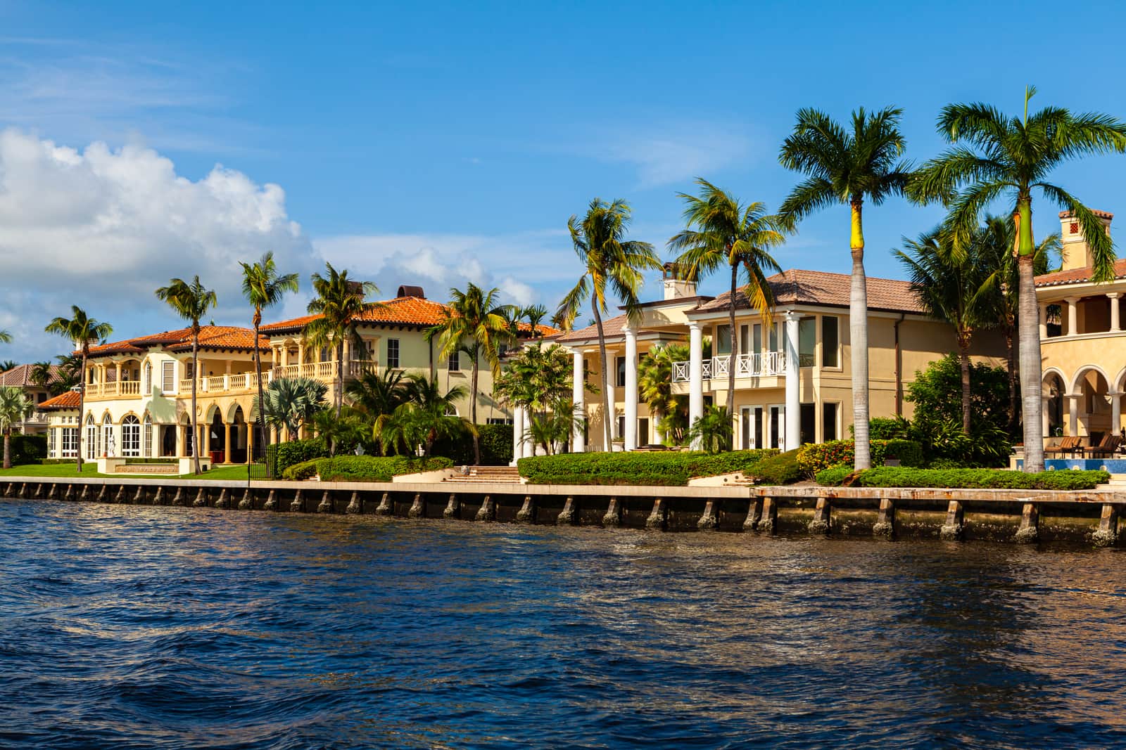 Luxury waterfront homes along the Fort Lauderdale intracoastal waterway in Florida